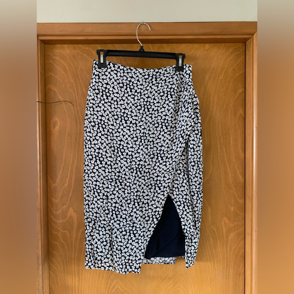 Abercrombie midi skirt floral size small. NWOT